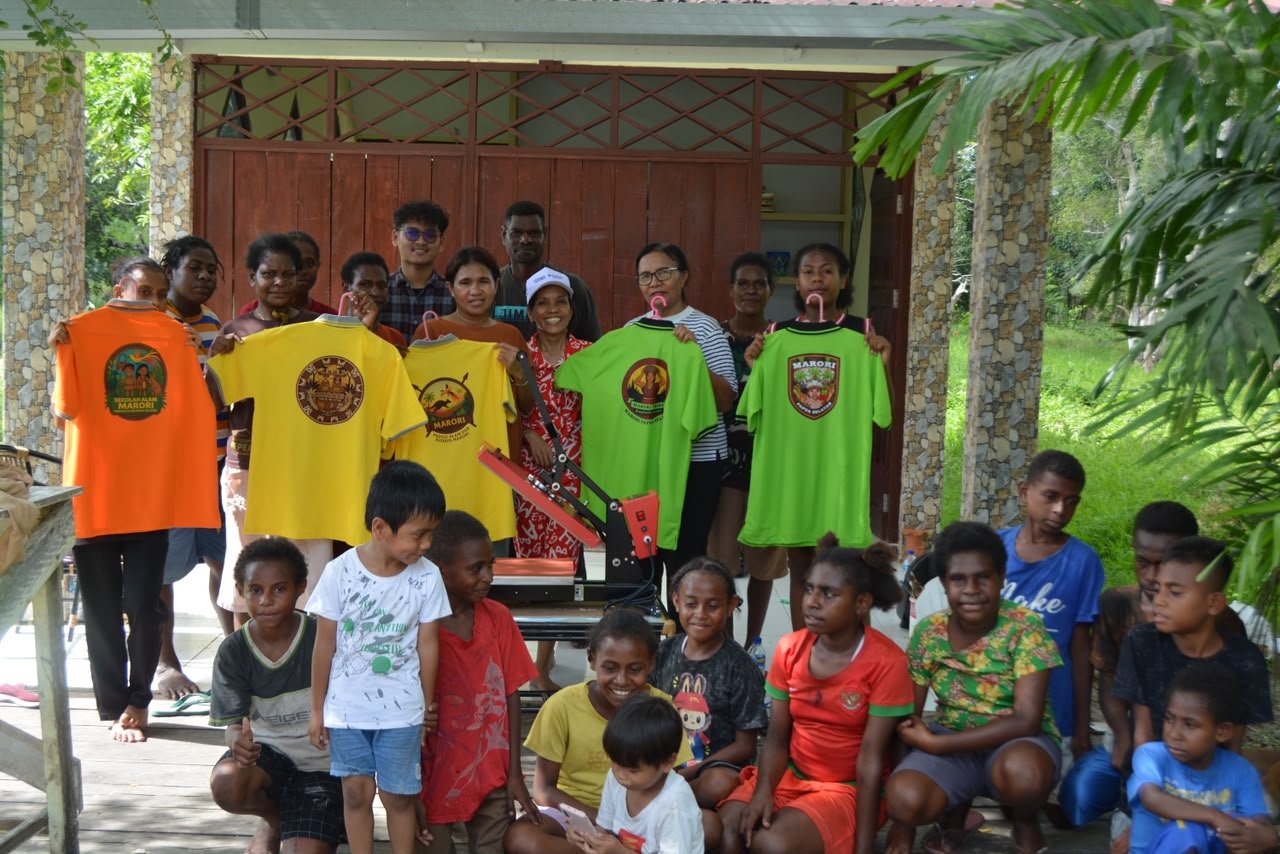 Sekolah Alam Marori Sablon Baju Bersama: Menjahit Identitas Suku Marori dalam Selembar Kaos